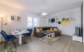 1 Bedroom Amazing Apartment In Peroj